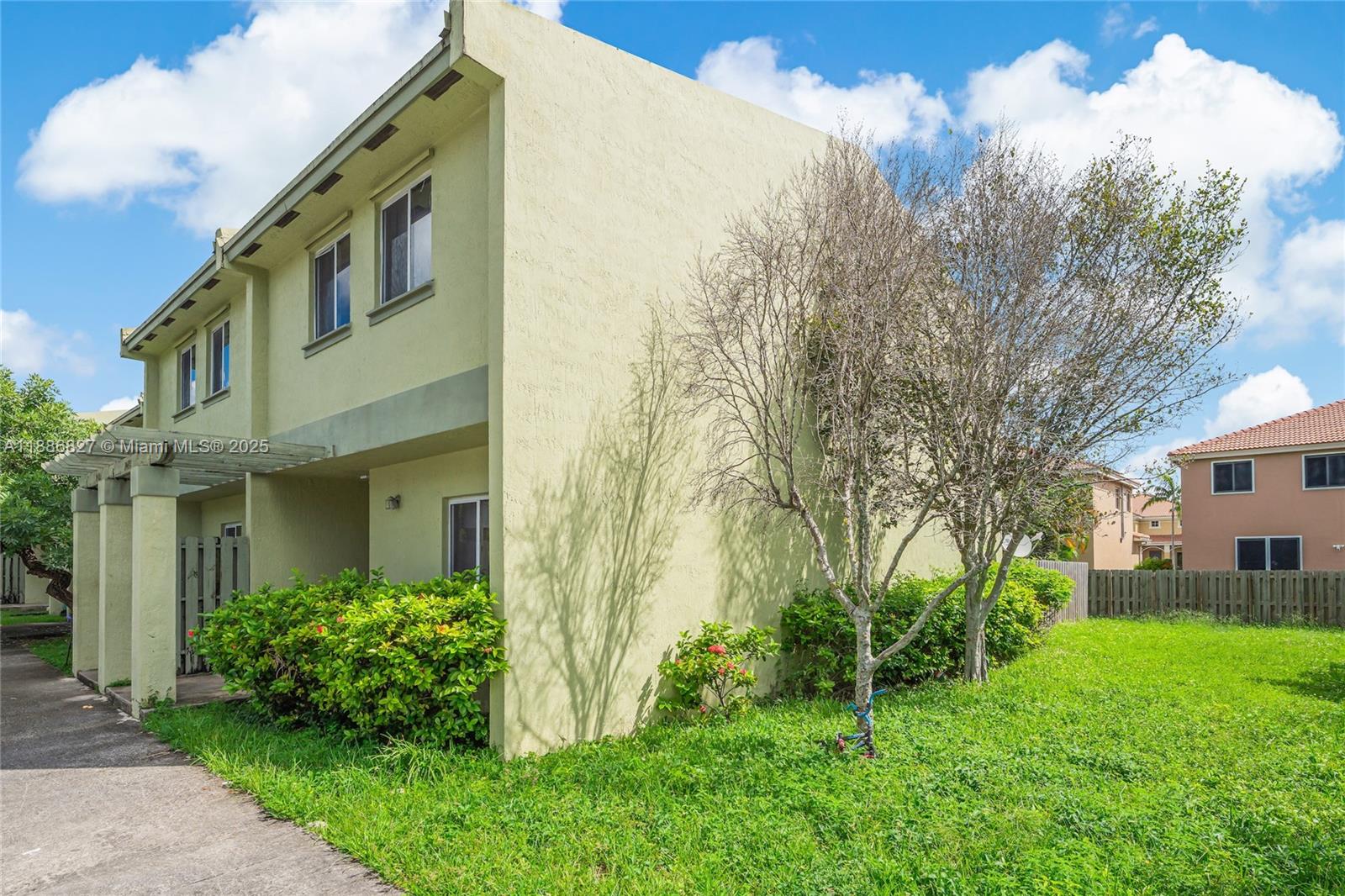 COUNTRY CLUB VILLAS TH CO - Residential Lease