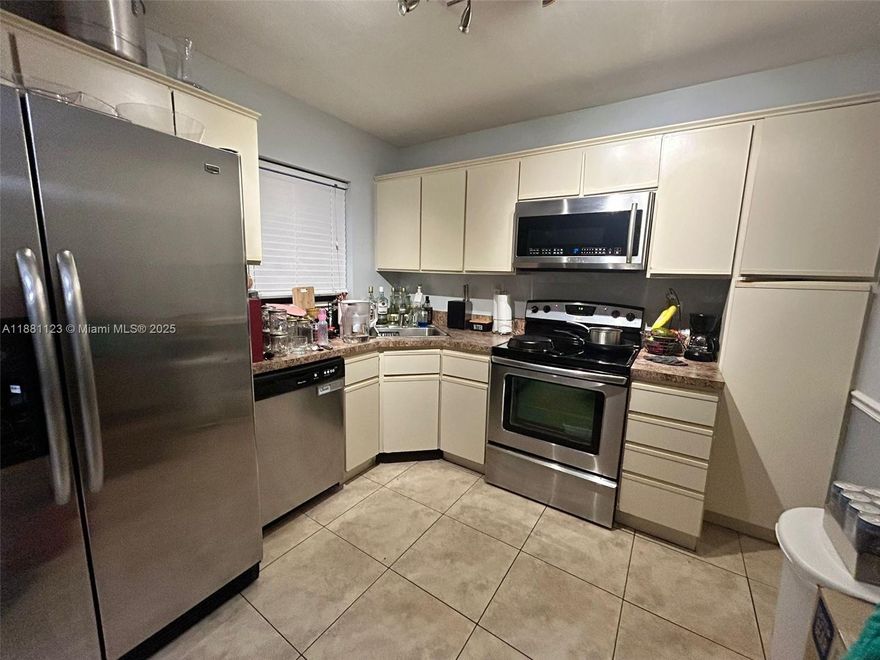 Lovely 2BR/2BA Corner Unit. ALL AGES, BEAUTIFULLY UPDATED 2/2 SPLIT FLOOR PLAN, CERAMIC & WOOD FLOORS,KITCHEN CABINETS W/GRANITE TOPS, WALK-IN CLOSET, FULL SIZE WASHER & DRYER. SCREENED PATIO, WATER & CABLE & BASIC CABLE INCLUDED IN THE RENT. FREE TOWNSHIP AMENITIES INCLUDE; OLYMPIC SIZE POOL, TENNIS, FITNESS ROOM, LIBRARY, RACQUETBALL. NO TRUCKS. PUBLIC SCHOOLS: COCONUT CREEK, LYONS CREEK & MONARCH.