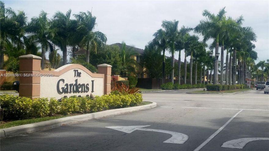 Great 2/2 in Venetia Gardens! washer and dryer inside, wood floors,! ready for move in! Gated and safe community. Vacant and easy to show. Washer and dryer.  water READ BROKER REMARKS!! READ BROKER REMARKS TO SEND COMPLETE OFFERS!! /tenant should connect water service in this condo