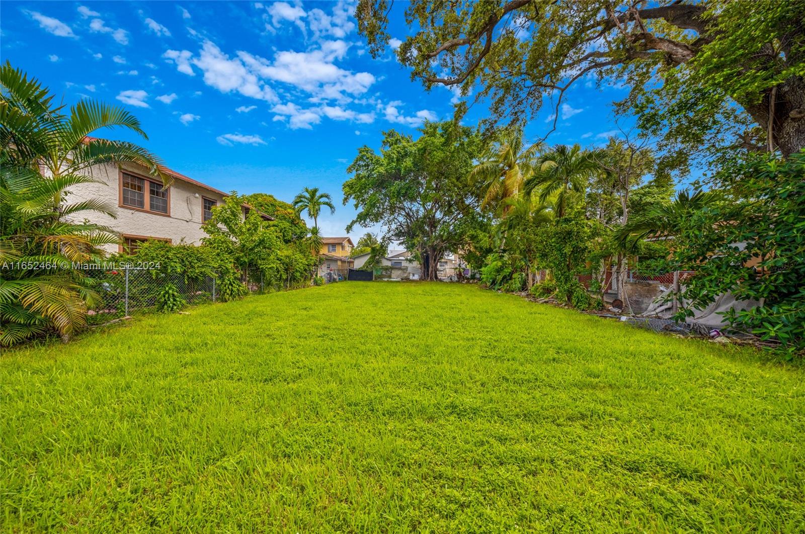 4,450 Sq. Ft. development site in West Little Havana that consists of one vacant lot in a sector seeing surging development and demand. T4-R Zoning is ideal for this dynamic submarket experiencing economic growth, sub 2% vacancies pushing rental rates higher and demand is ever stronger for mixed-use infill development like this.
Density allows for 3 units by right however city programs exist with mixed-income development that allows for double the density to 7. Unit mixes are open so developers can build from 1 bedroom models or even to 3 bedroom models, creative and aggressive designers may adopt even co-living approach which is a trend that has shown to be very profitable for those willing to take on the unique operations. - Call co-agent for showings