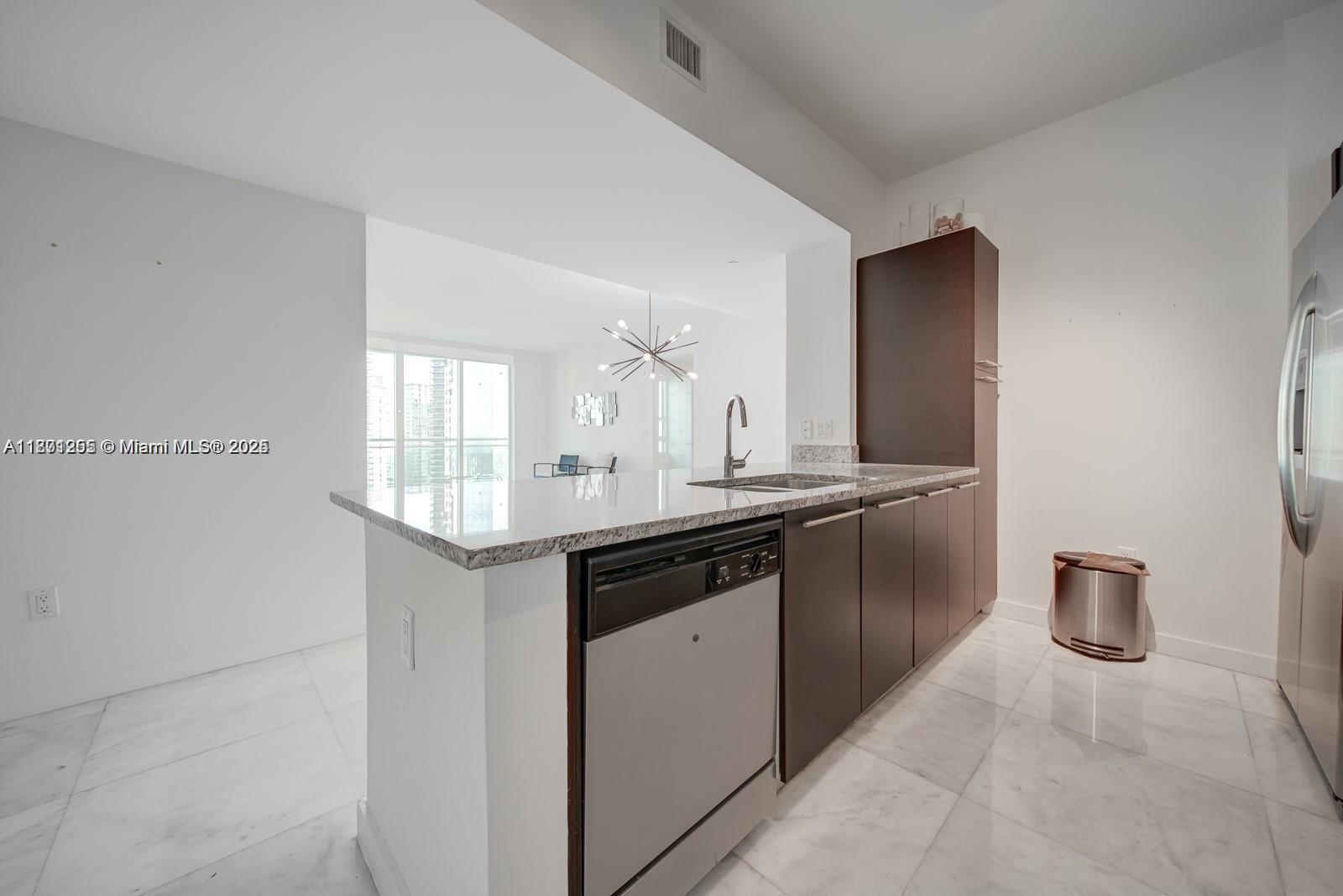 THE PLAZA 901 BRICKELL CO - Residential Lease