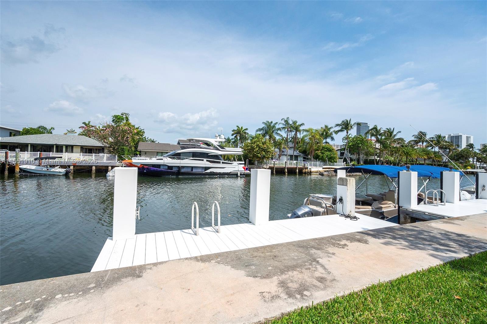 THE COURTYARDS AT THE POI - Residential