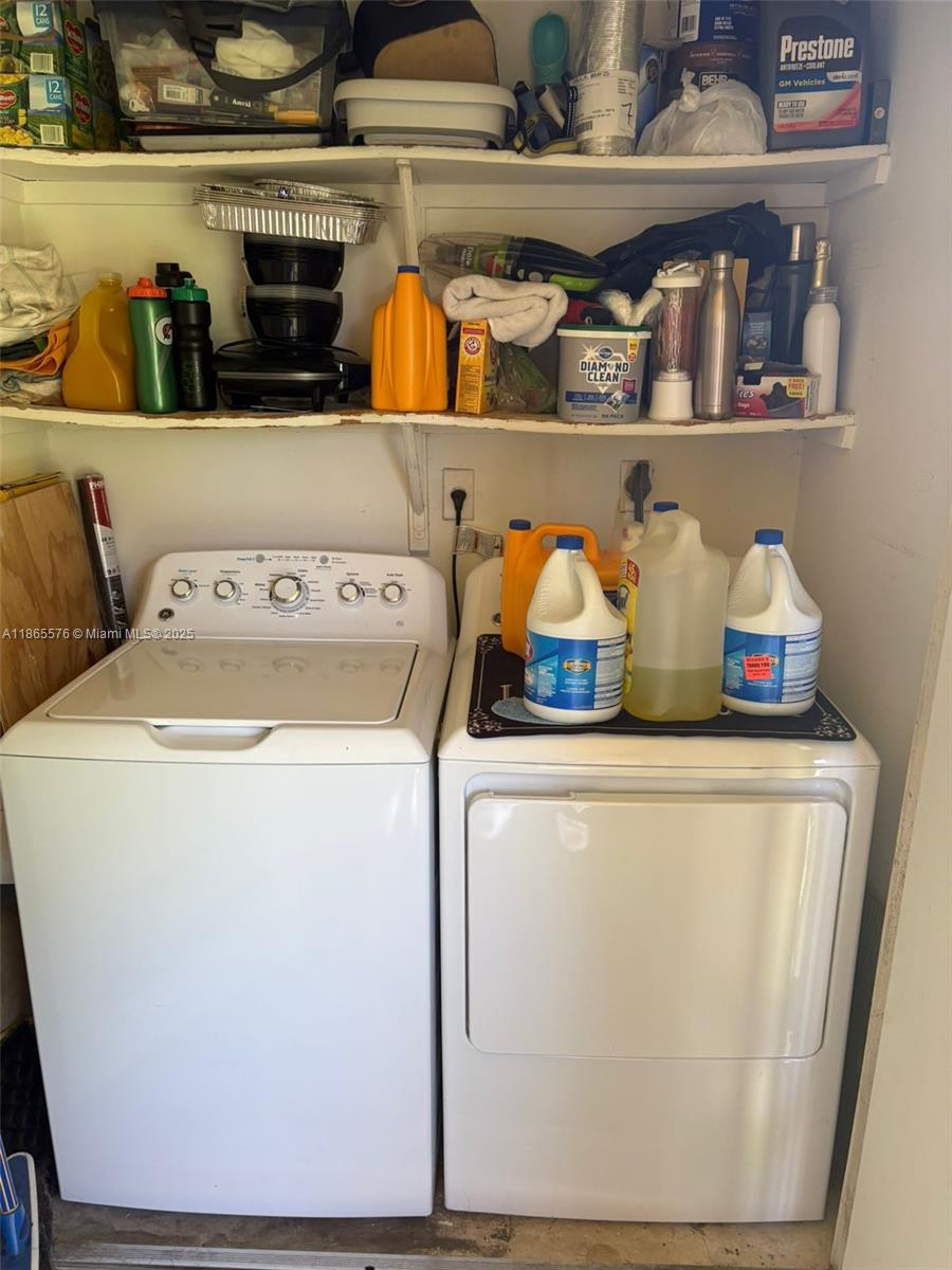 VISTA LAGO AT THE HAMMOCK - Residential