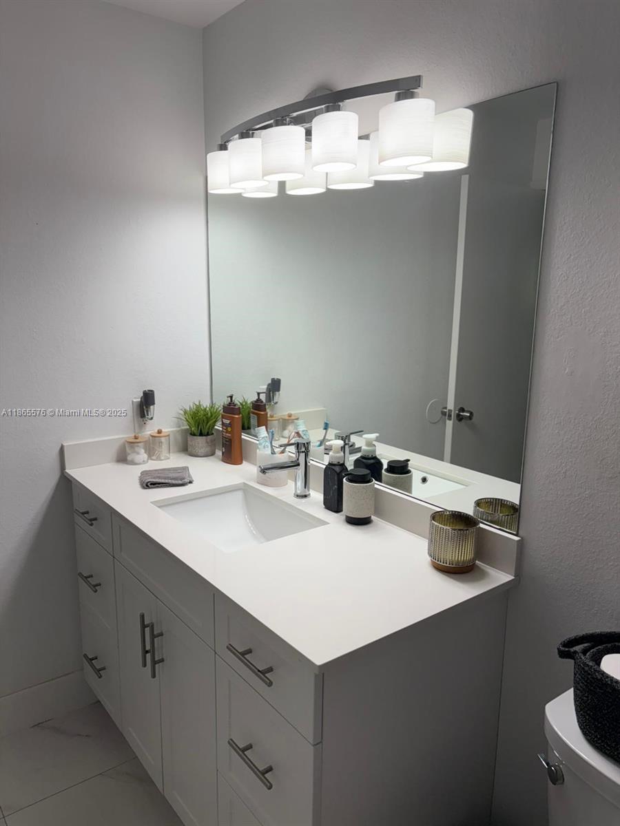 VISTA LAGO AT THE HAMMOCK - Residential