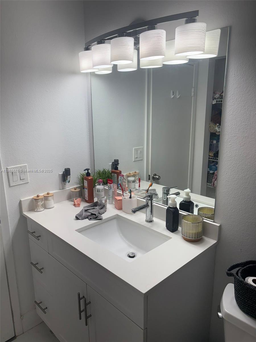 VISTA LAGO AT THE HAMMOCK - Residential