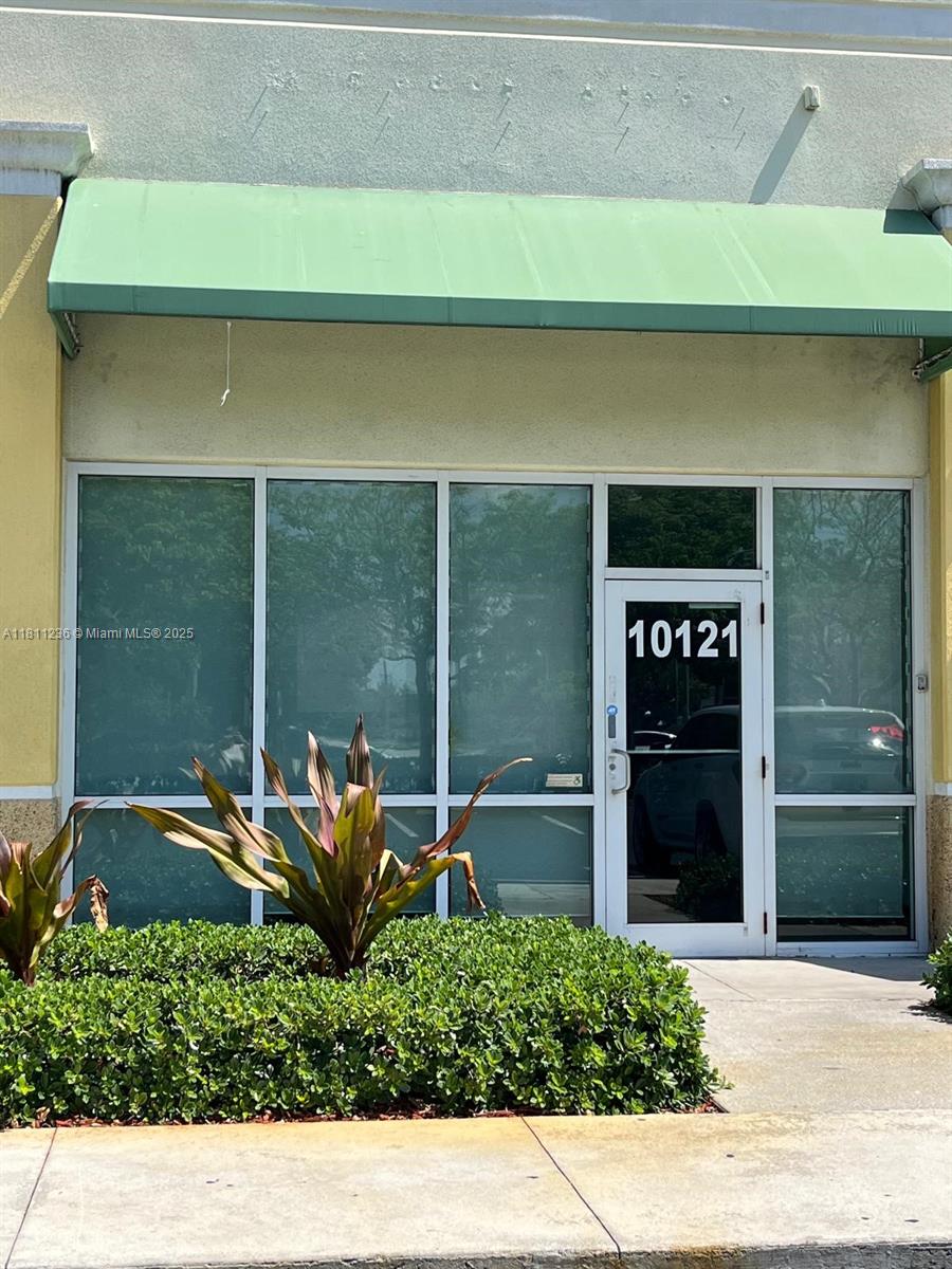 10101-10251 W Commercial Blvd 10121
