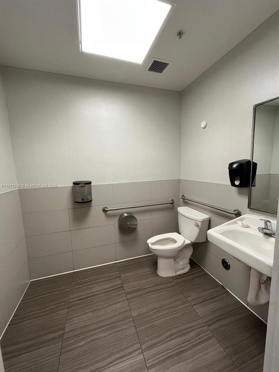 10101-10251 W Commercial Blvd 10121