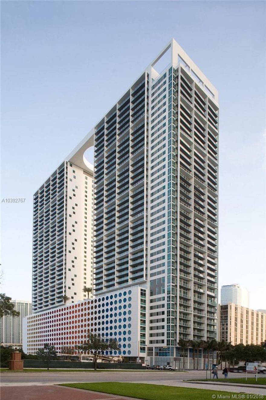 Well maintained 2 bed/2 bath condo in desirable 500 Brickell. 25th floor corner with the best views: "endless views" of Biscayne Bay and the ocean! Split floor plan, laminated wood floors and top of the line kitchen appliances. **READY TO MOVE IN** Building offers: 2 pools, social rooms, theater, gym, spa, sauna, steam, and jacuzzi. Hurry, it won't last! Priced to rent FAST. Easy to show!