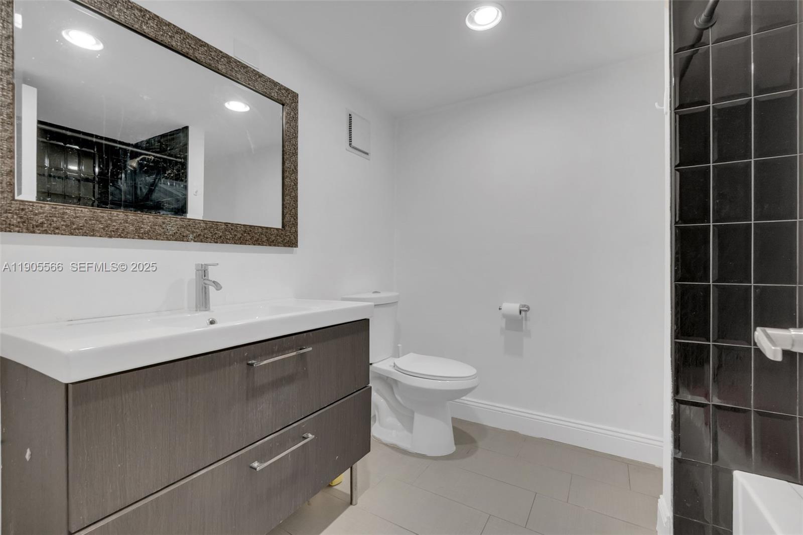 COURTS OF INVERRARY - Residential