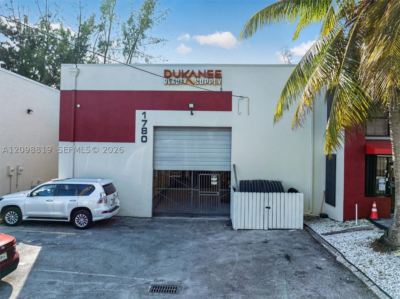 1780 NW 93rd Ave, Doral, FL, 33172/$3,695,000 4 1780 NW 93rd Ave