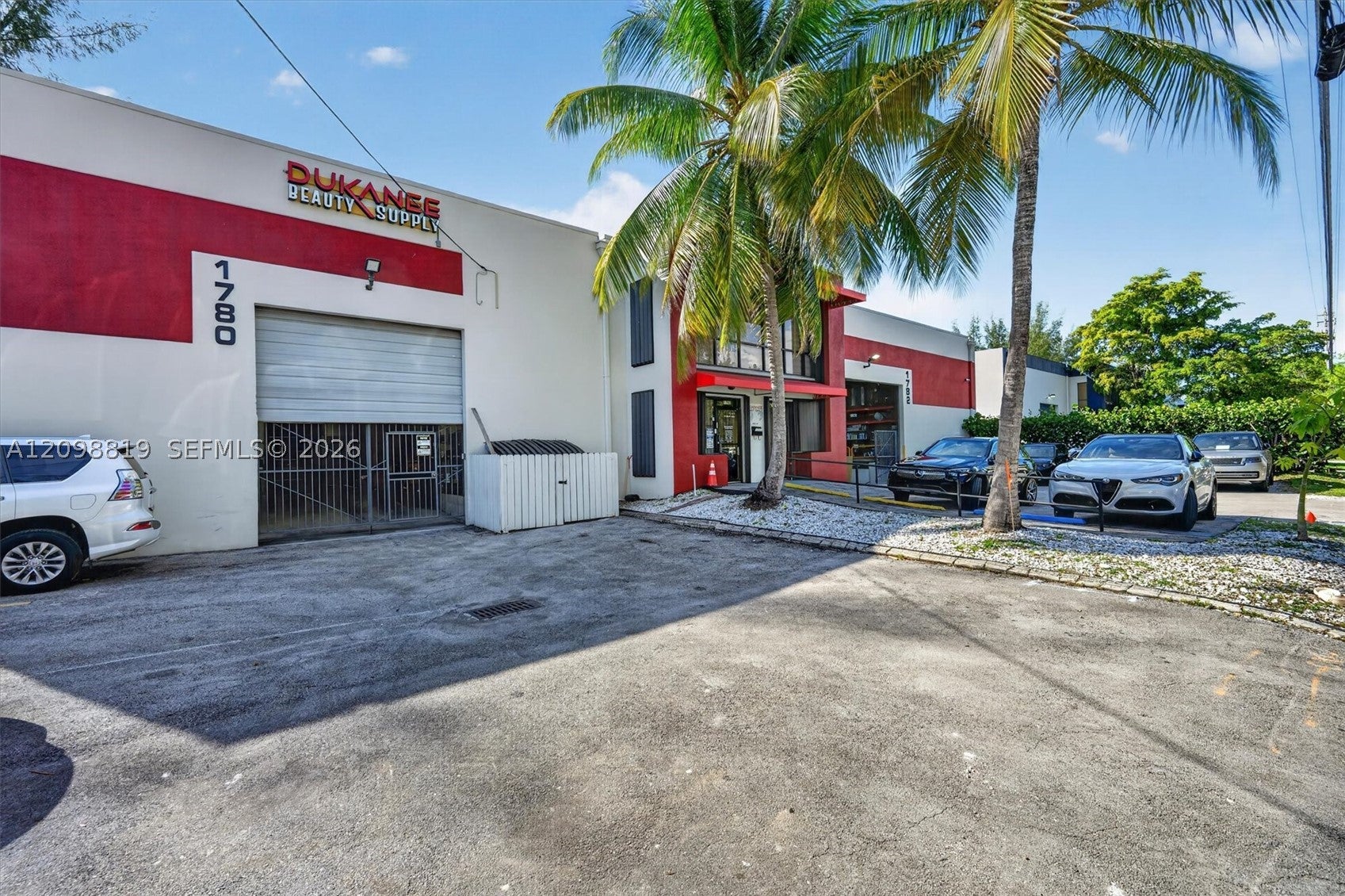 1780 NW 93rd Ave, Doral, FL, 33172/$3,695,000 3 1780 NW 93rd Ave