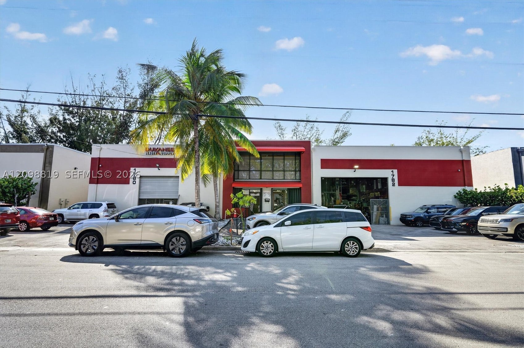 1780 NW 93rd Ave, Doral, FL, 33172/$3,695,000 2 1780 NW 93rd Ave