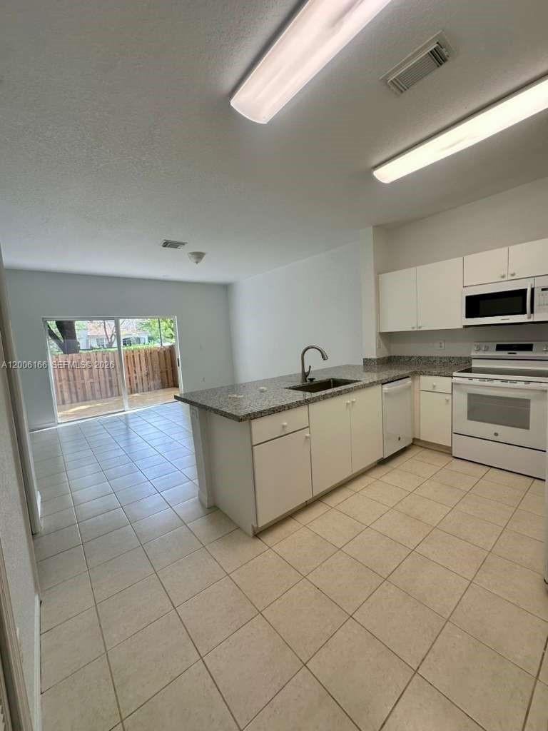 LEEWARD AT ISLANDS AT DOR - Residential Lease