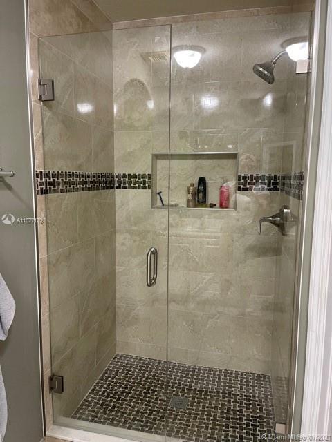 LAKE VENETIAN - Residential