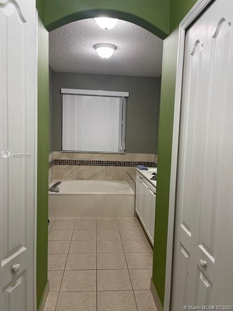 LAKE VENETIAN - Residential