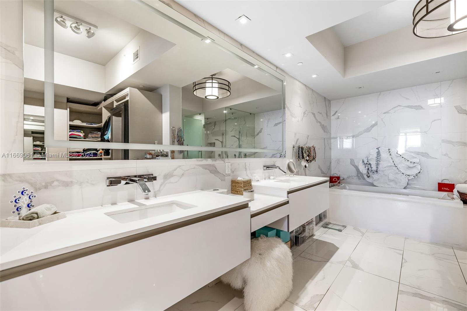 PRIVE CONDO - Residential