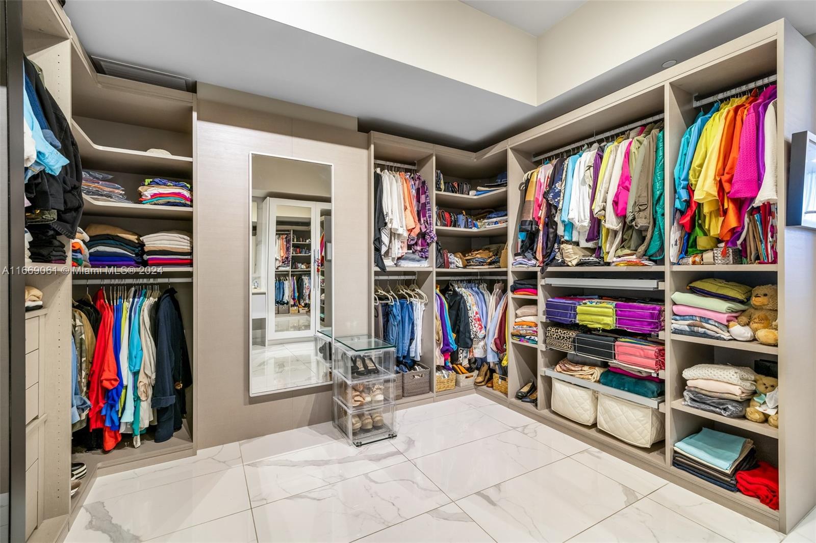 PRIVE CONDO - Residential