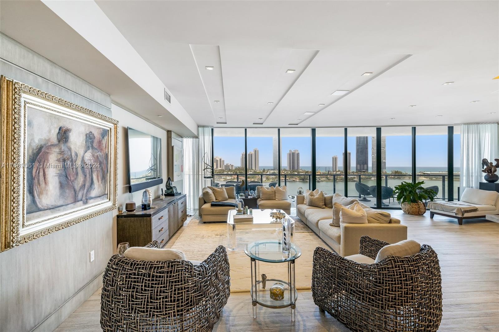 PRIVE CONDO - Residential