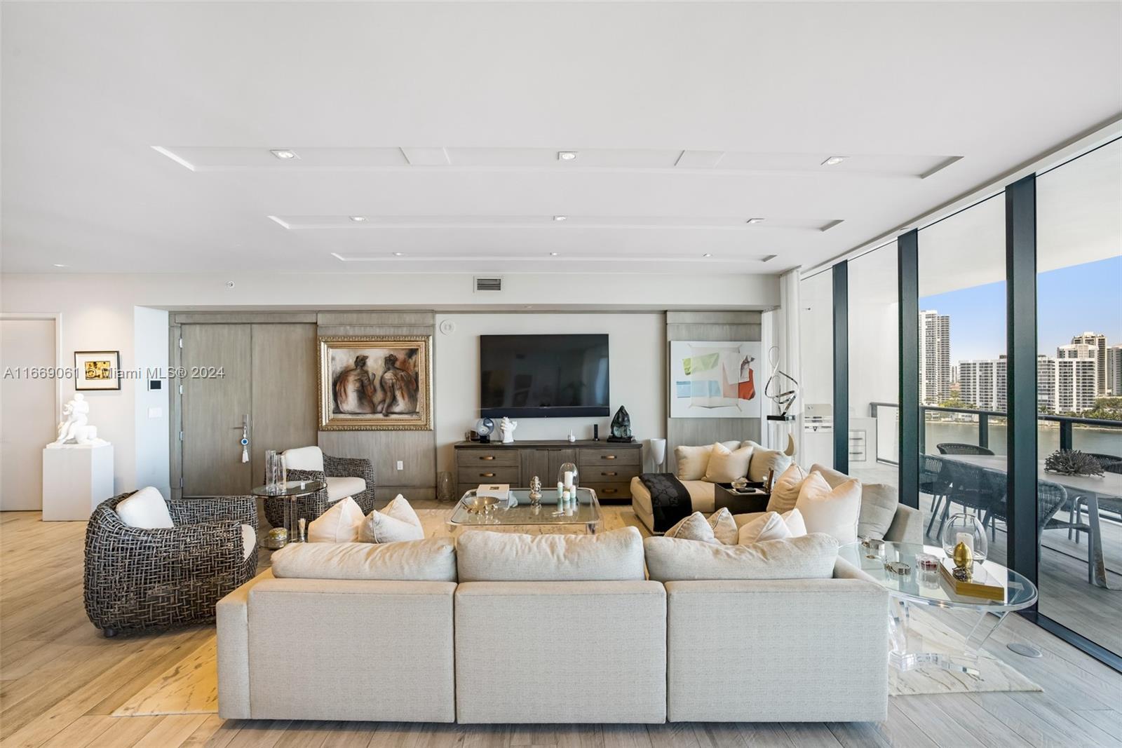 PRIVE CONDO - Residential