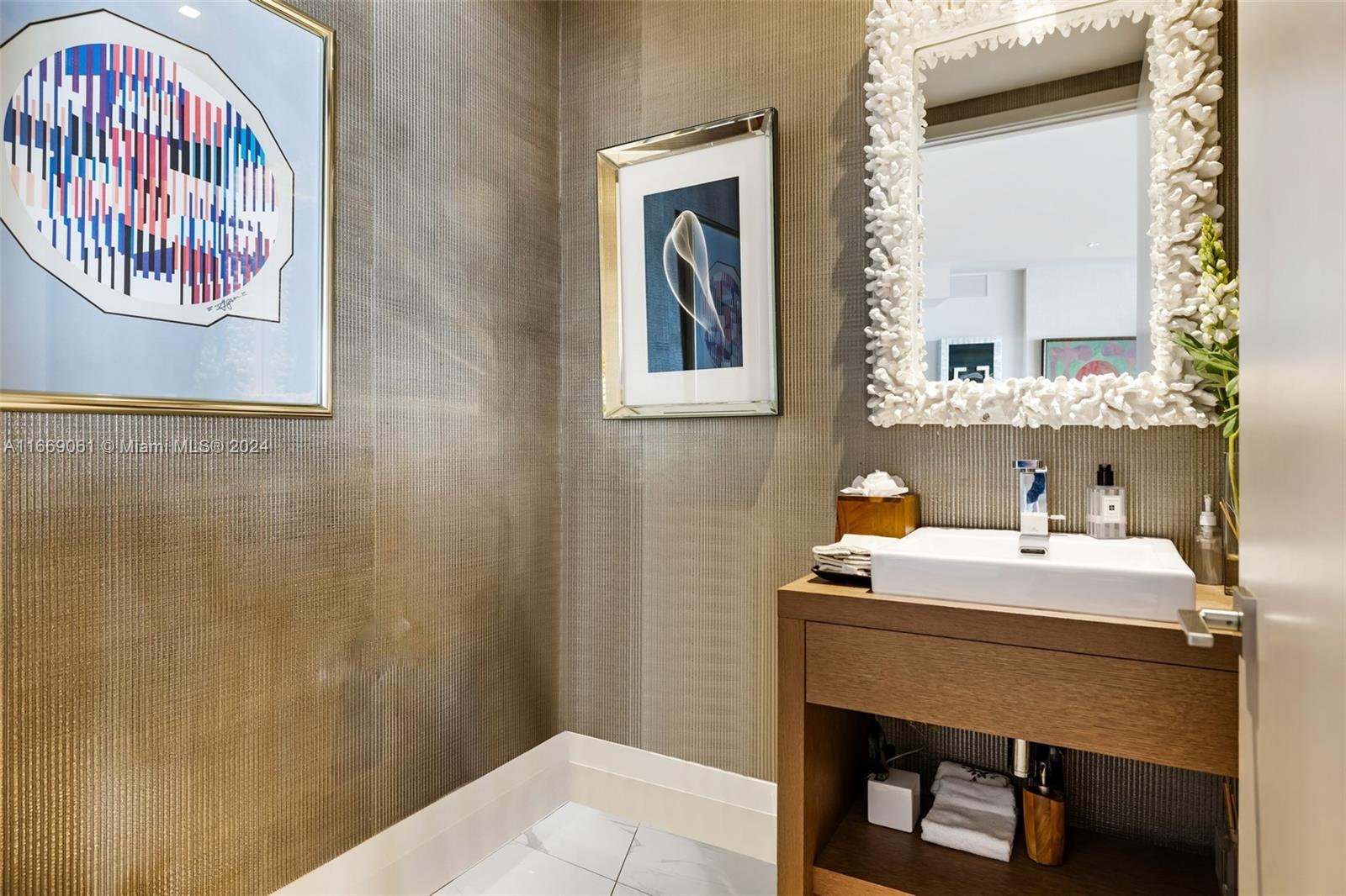 PRIVE CONDO - Residential