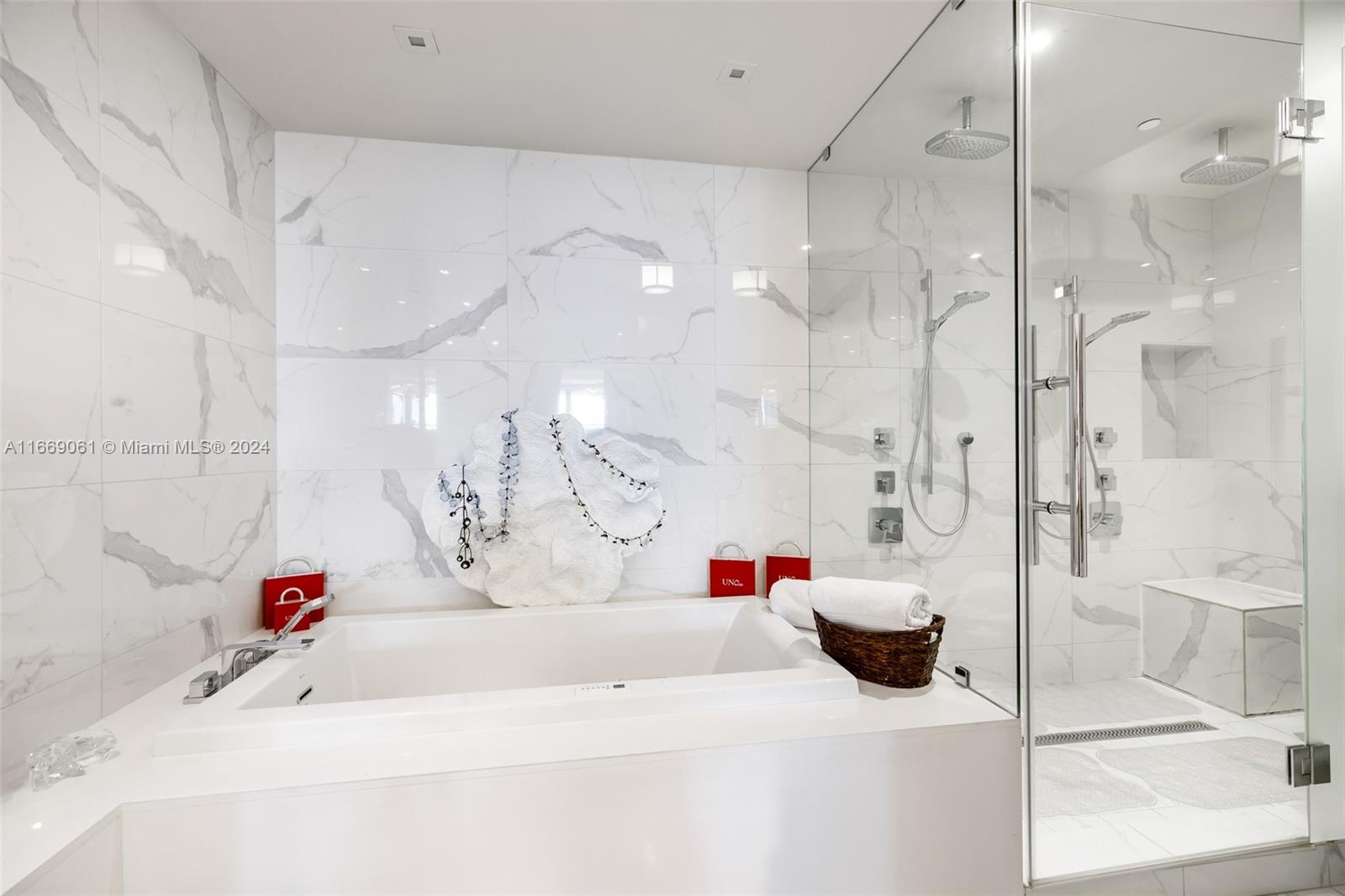 PRIVE CONDO - Residential