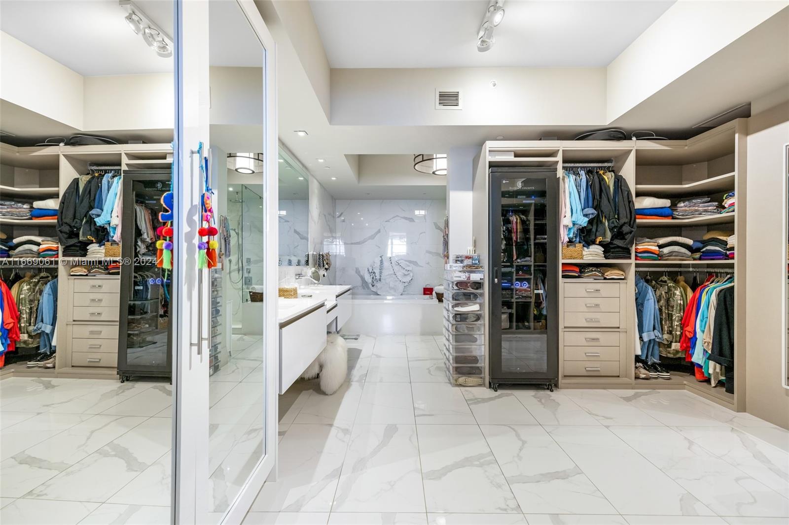 PRIVE CONDO - Residential