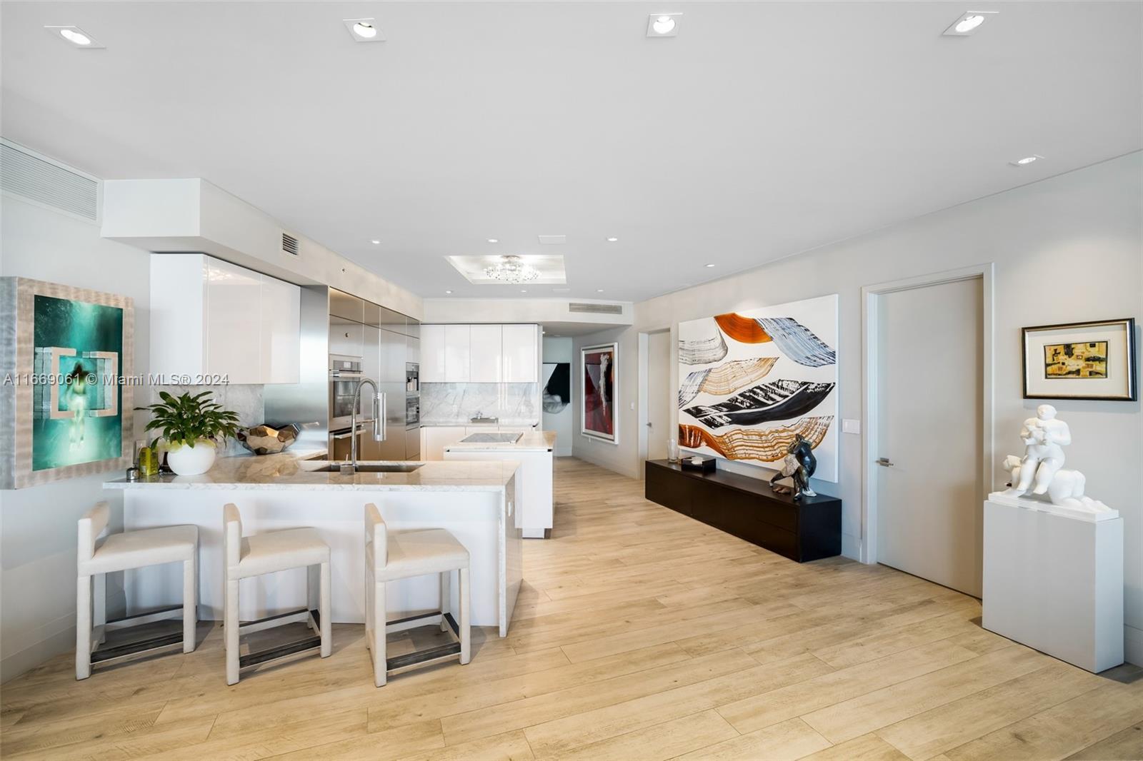 PRIVE CONDO - Residential