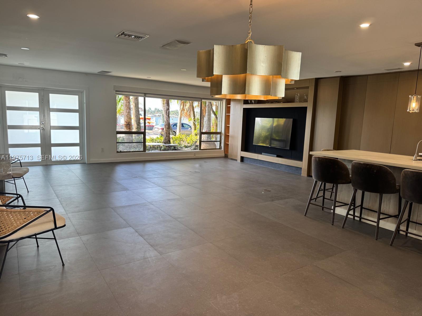 747 N Northlake Dr 747