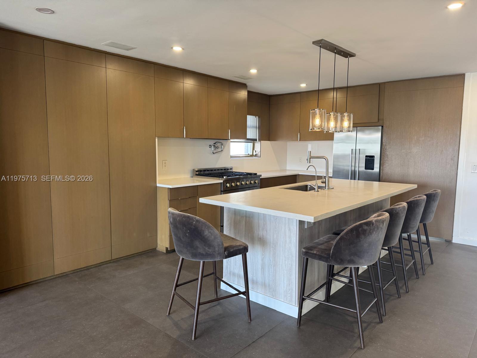 747 N Northlake Dr 747