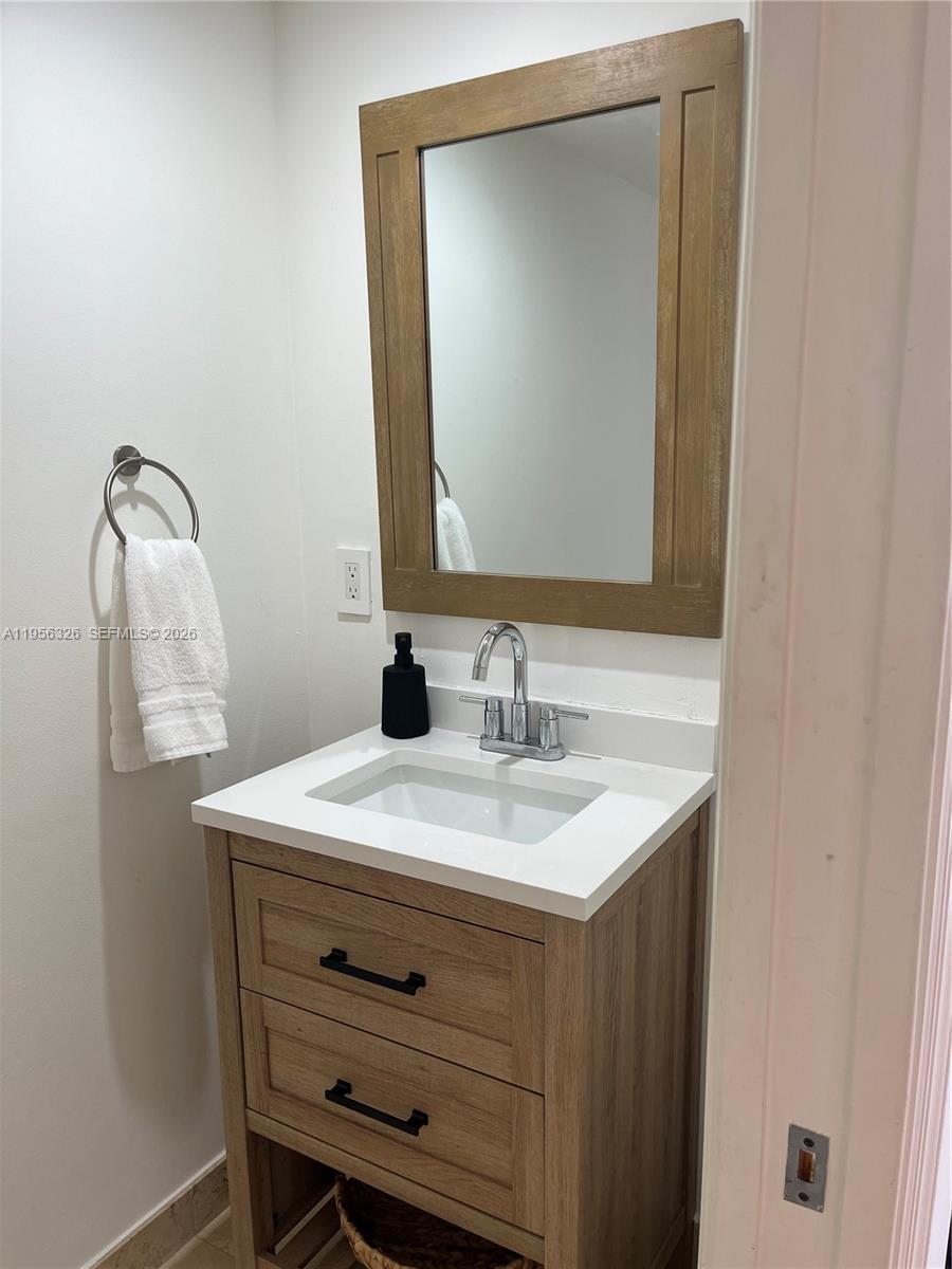THE COLLINS CONDO - Residential Lease