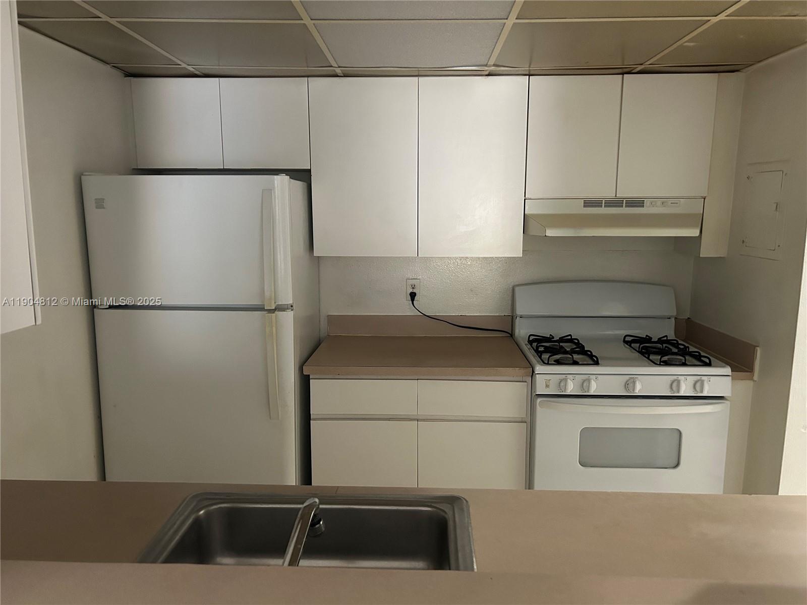 VENETIAN GARDENS AT COUNT - Residential Lease