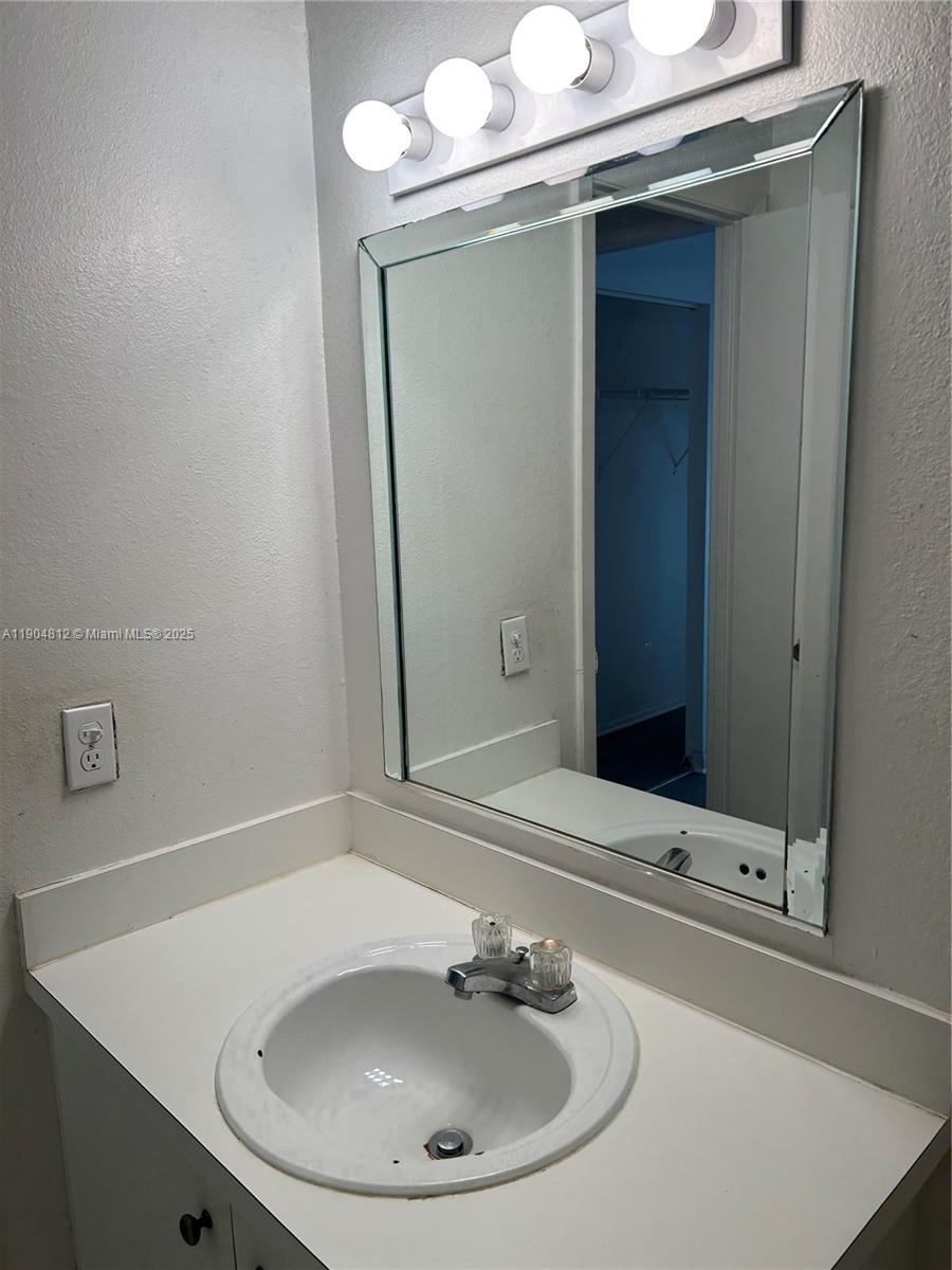 VENETIAN GARDENS AT COUNT - Residential Lease