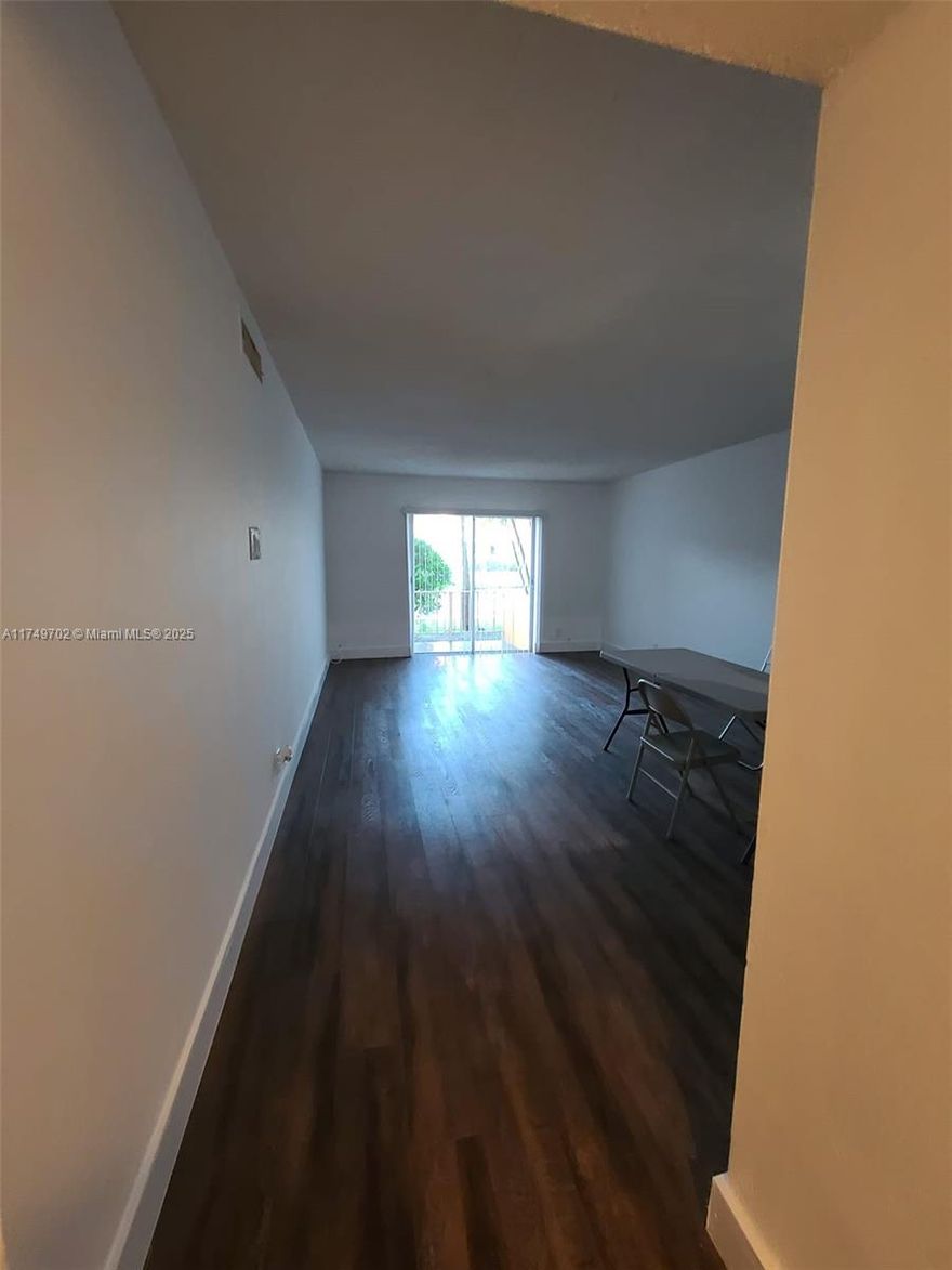 Nice apartment 2/2 in a great complex that features tennis courts, pool, bbq area, common laundry facilities, and clubhouse with fitness center.
In Venetian Gardens and country club of Miami condo you are close to restaurants, schools and stores.