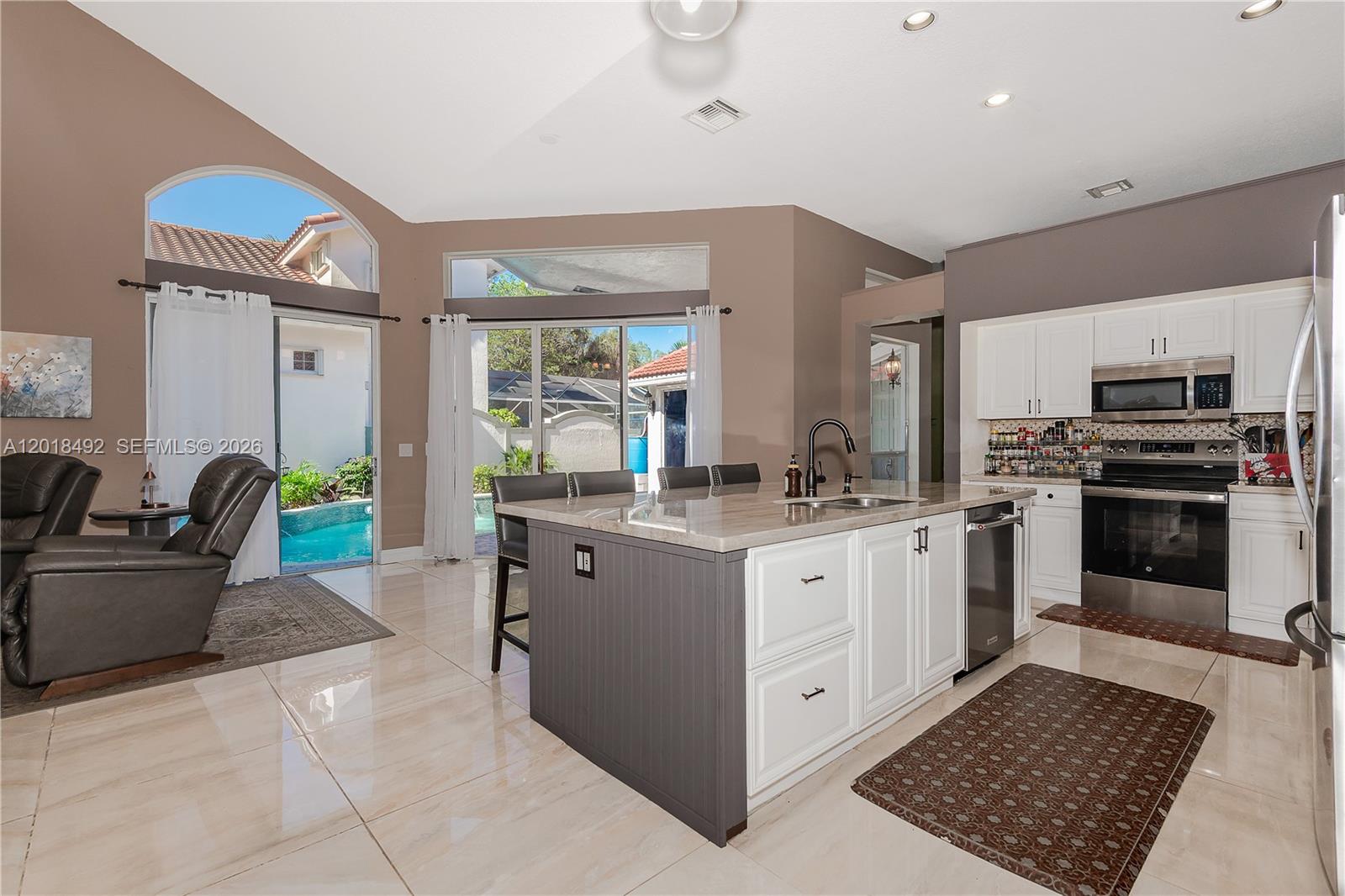 HOLLYWOOD LAKES COUNTRY C - Residential
