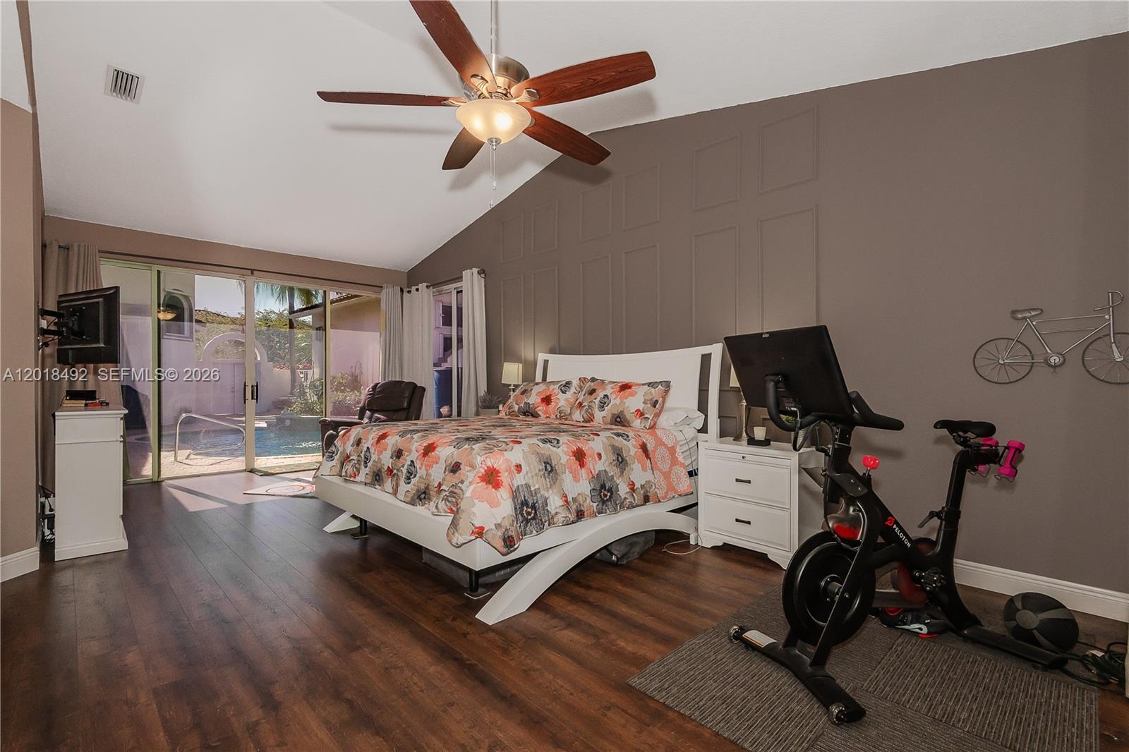 HOLLYWOOD LAKES COUNTRY C - Residential
