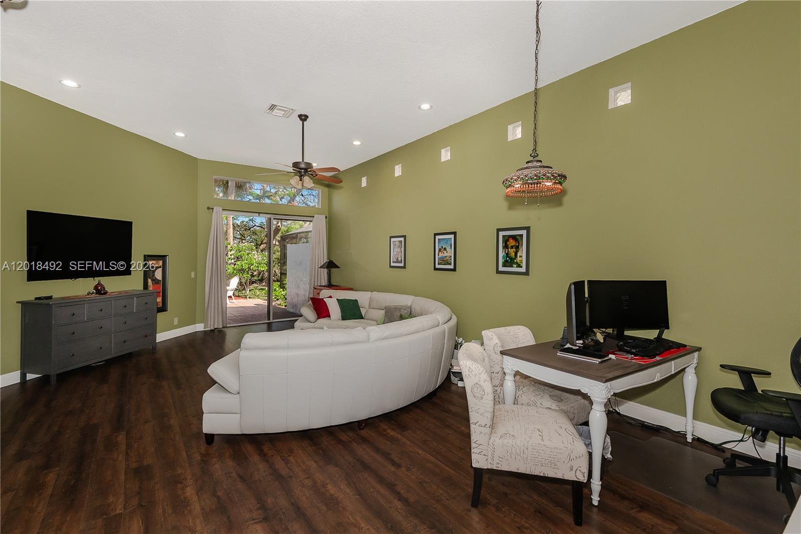HOLLYWOOD LAKES COUNTRY C - Residential