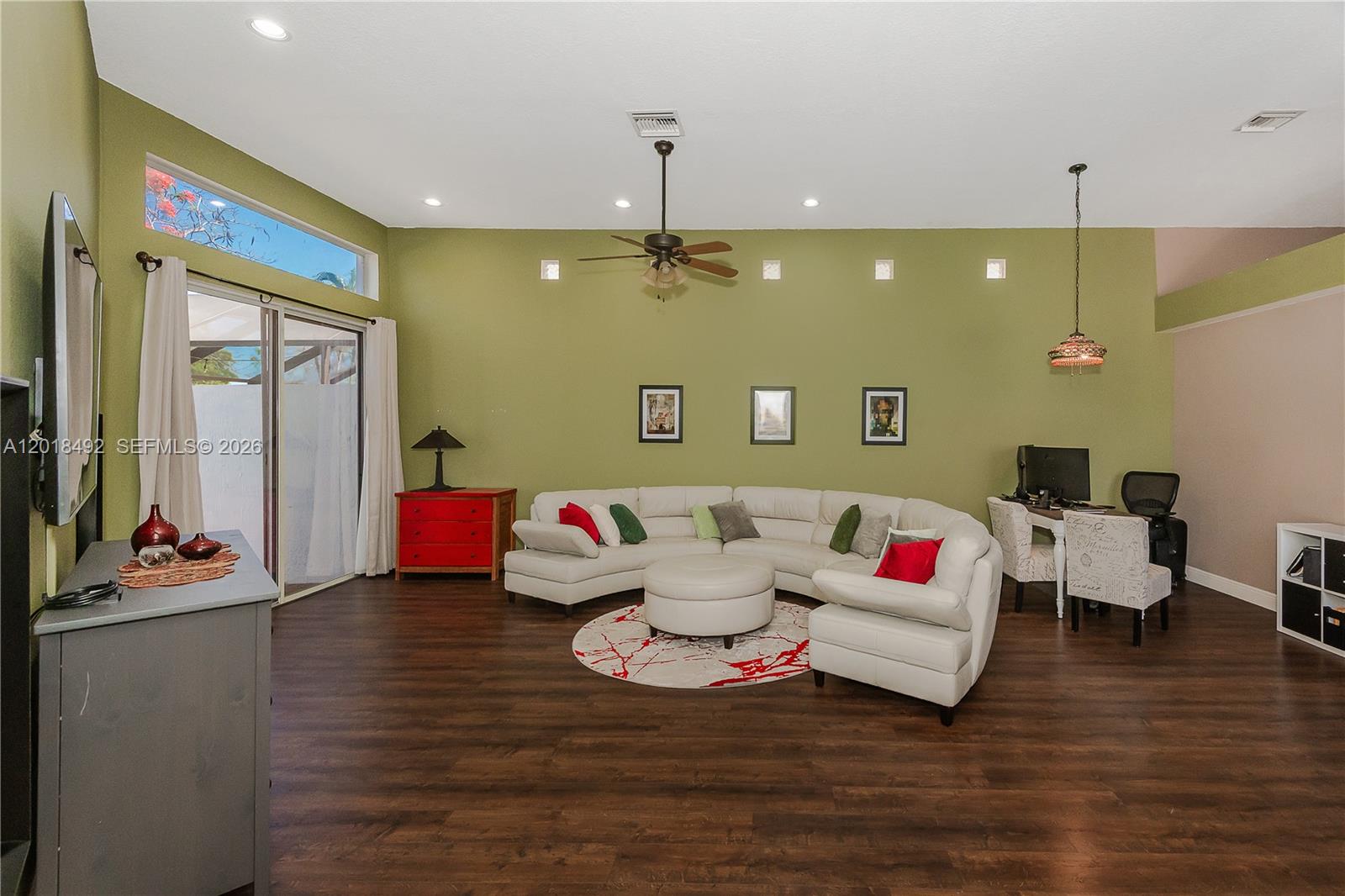 HOLLYWOOD LAKES COUNTRY C - Residential