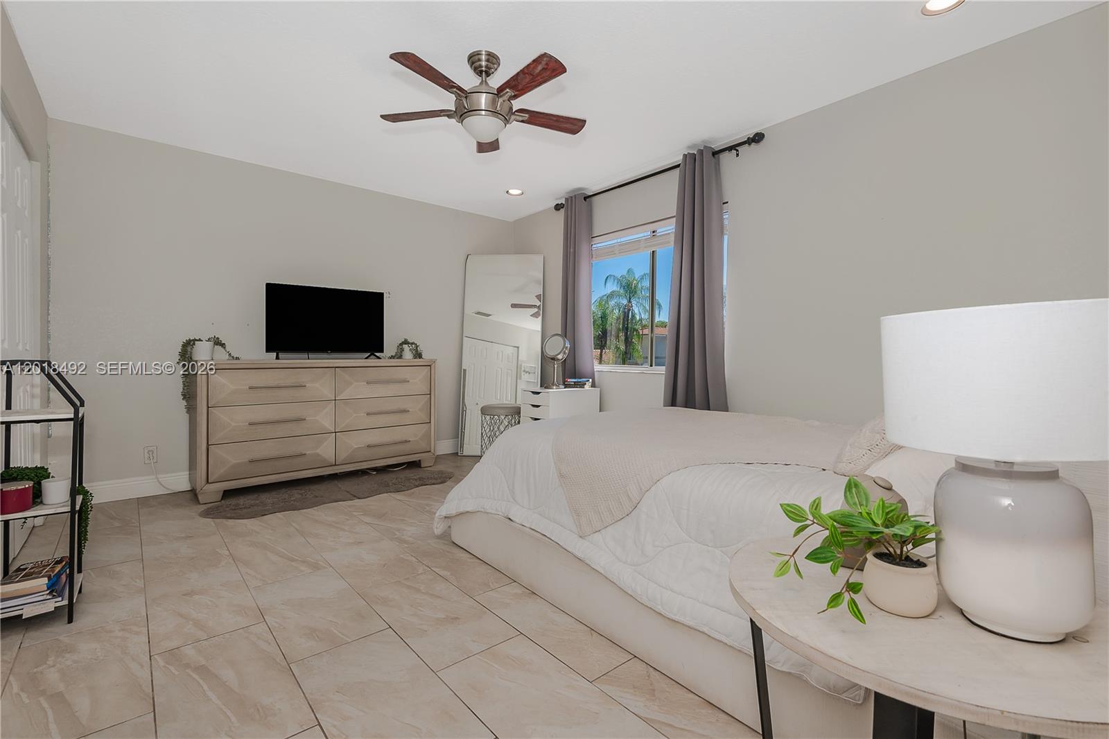 HOLLYWOOD LAKES COUNTRY C - Residential