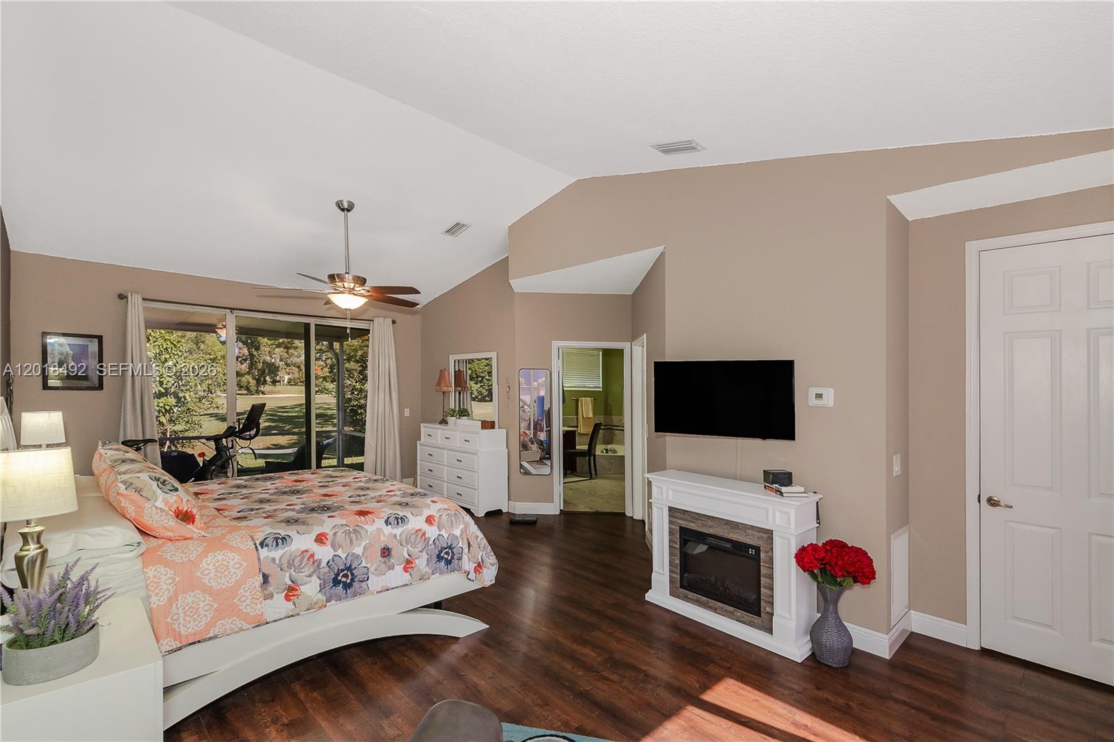 HOLLYWOOD LAKES COUNTRY C - Residential