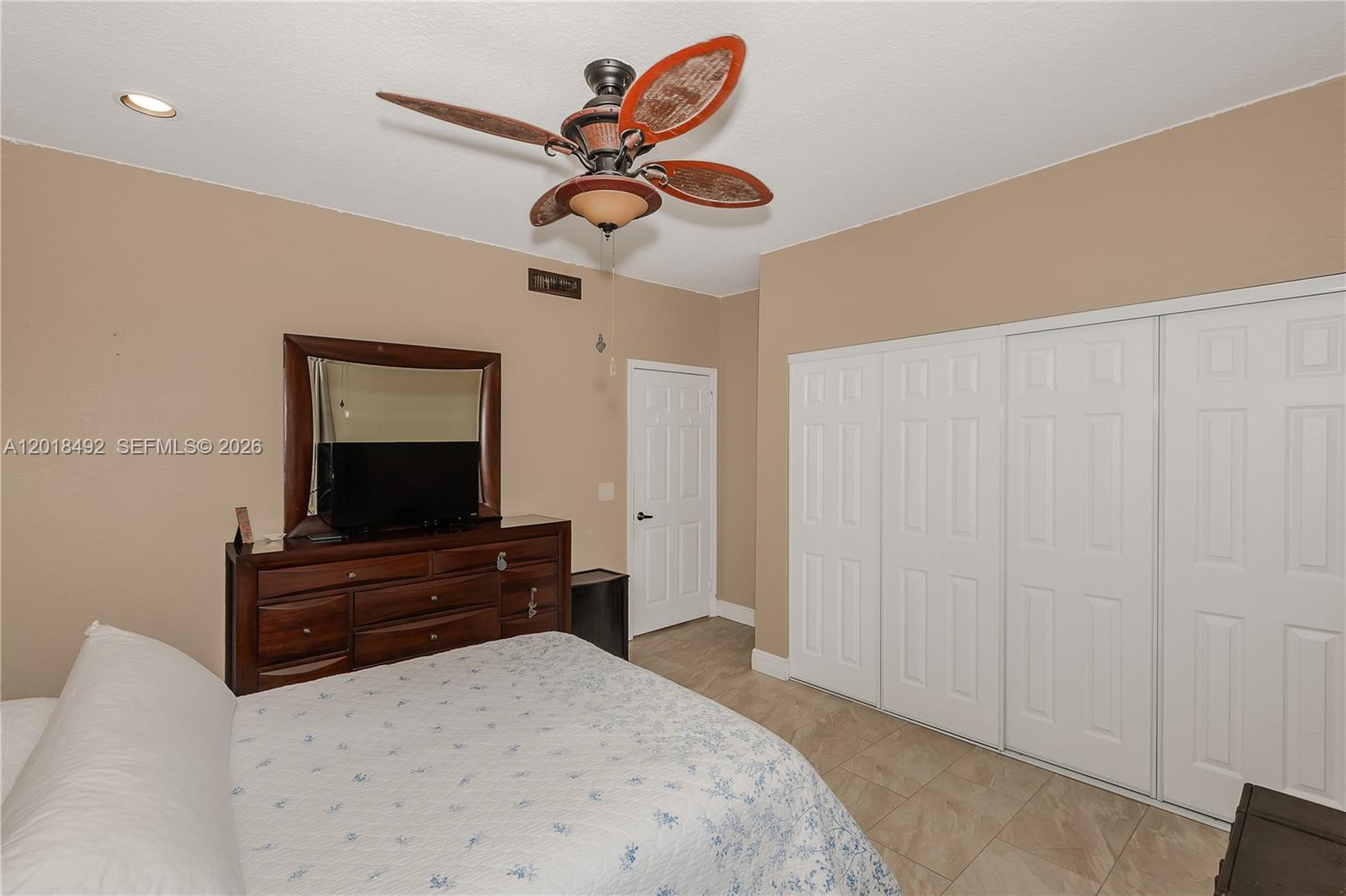 HOLLYWOOD LAKES COUNTRY C - Residential