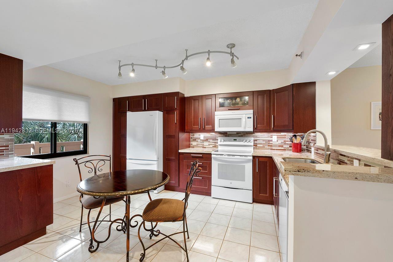 CYPRESS BEND CONDOMINIUM - Residential