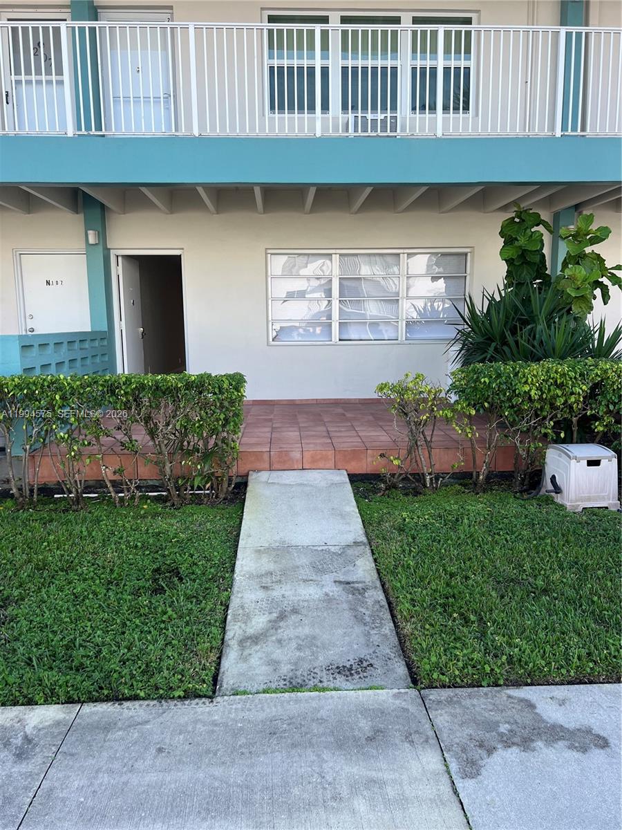 3923 NE 166th St N-106