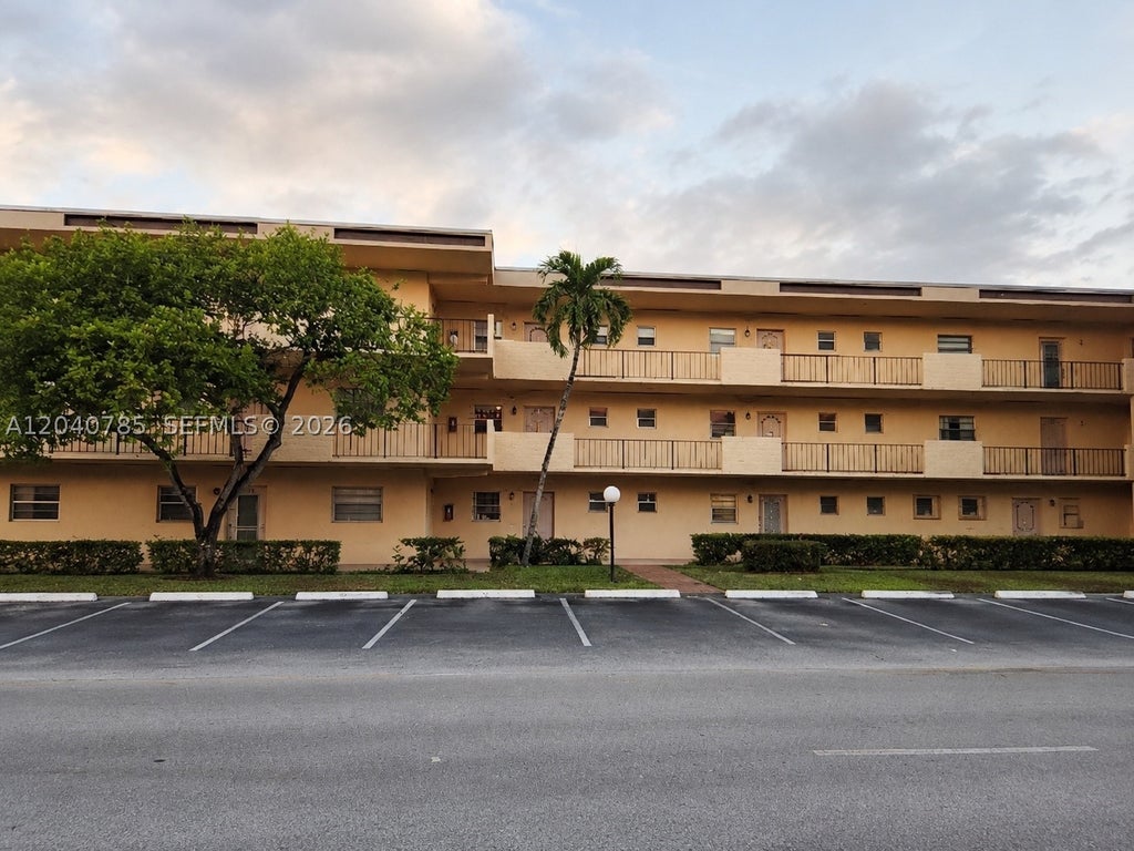 Photo of 301 Cambridge Rd #306, Hollywood, FL 33024 (MLS # A12040785)