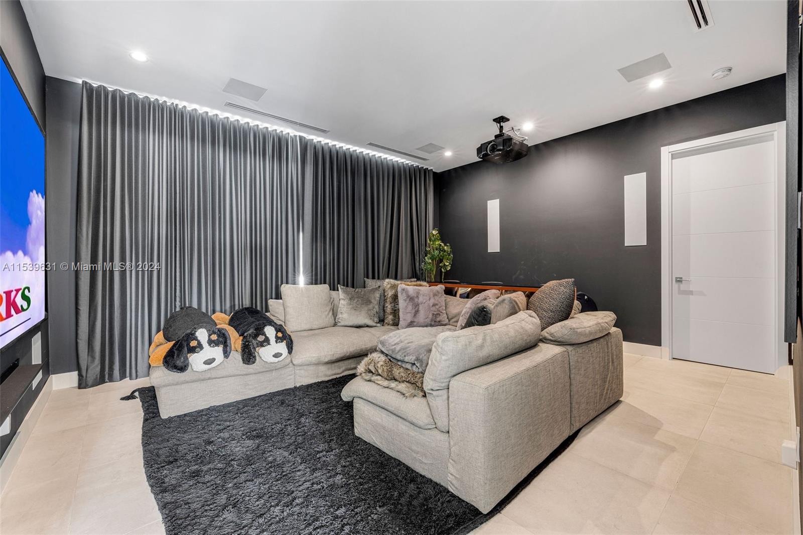 TOWN & RANCH ESTS - Residential