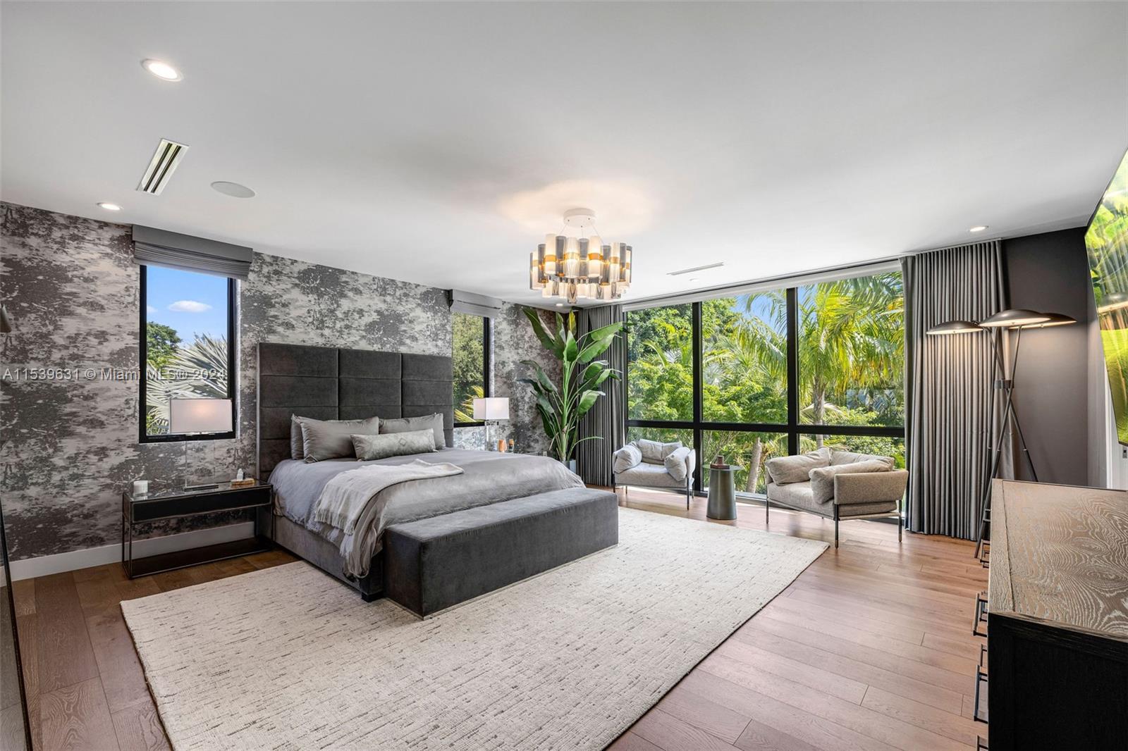 TOWN & RANCH ESTS - Residential