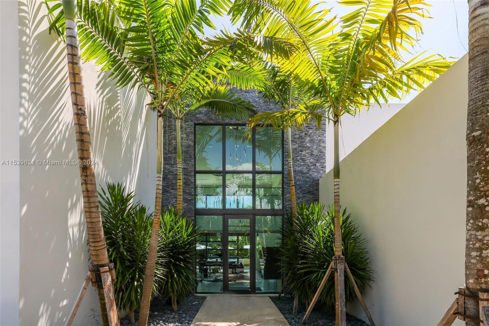 TOWN & RANCH ESTS - Residential