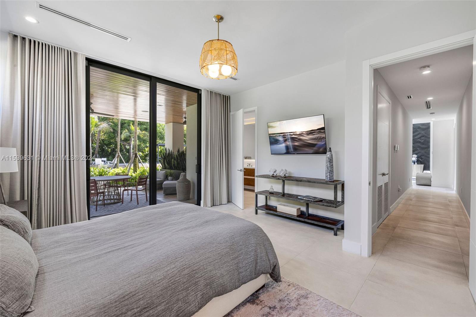 TOWN & RANCH ESTS - Residential