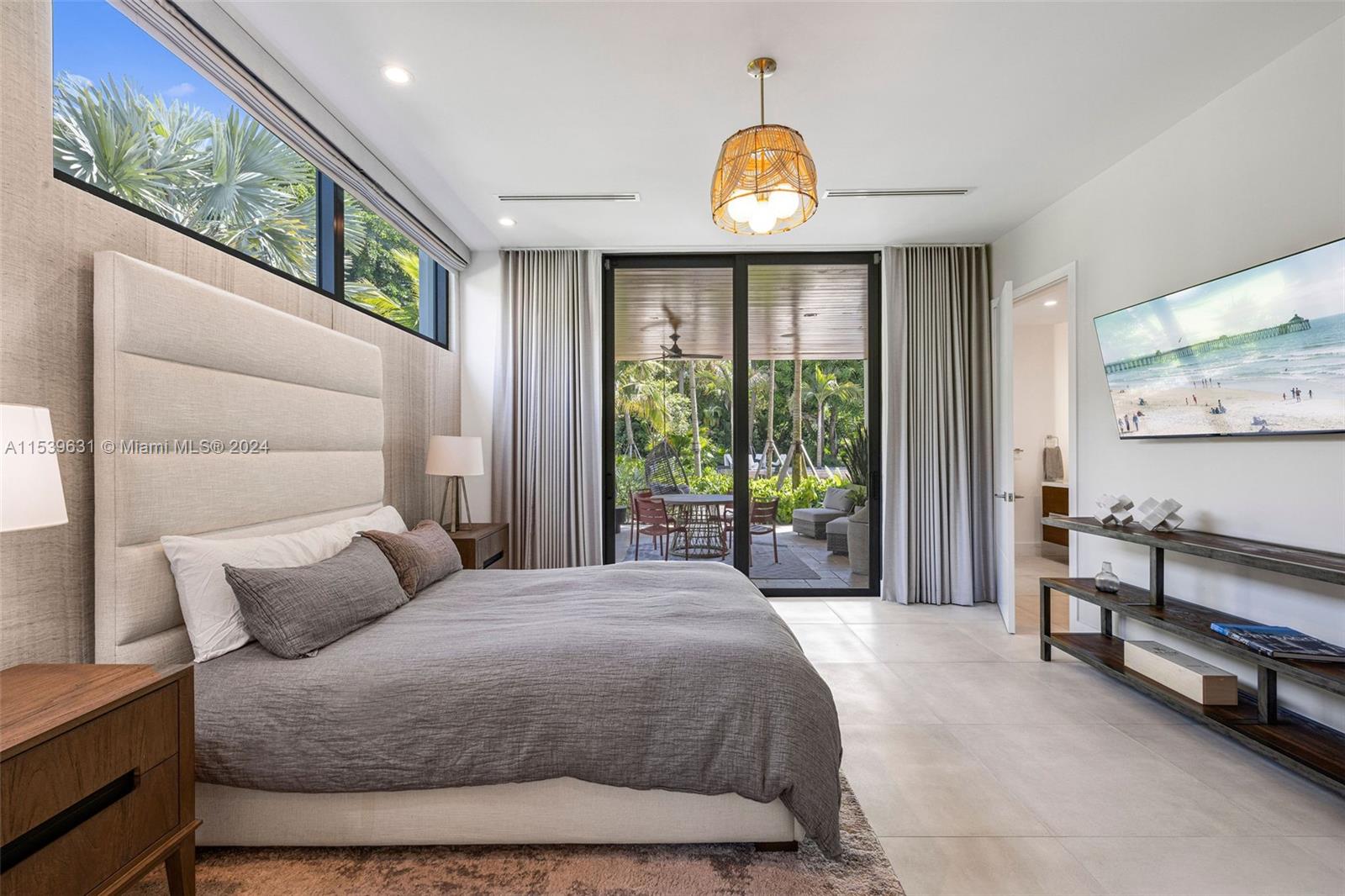 TOWN & RANCH ESTS - Residential