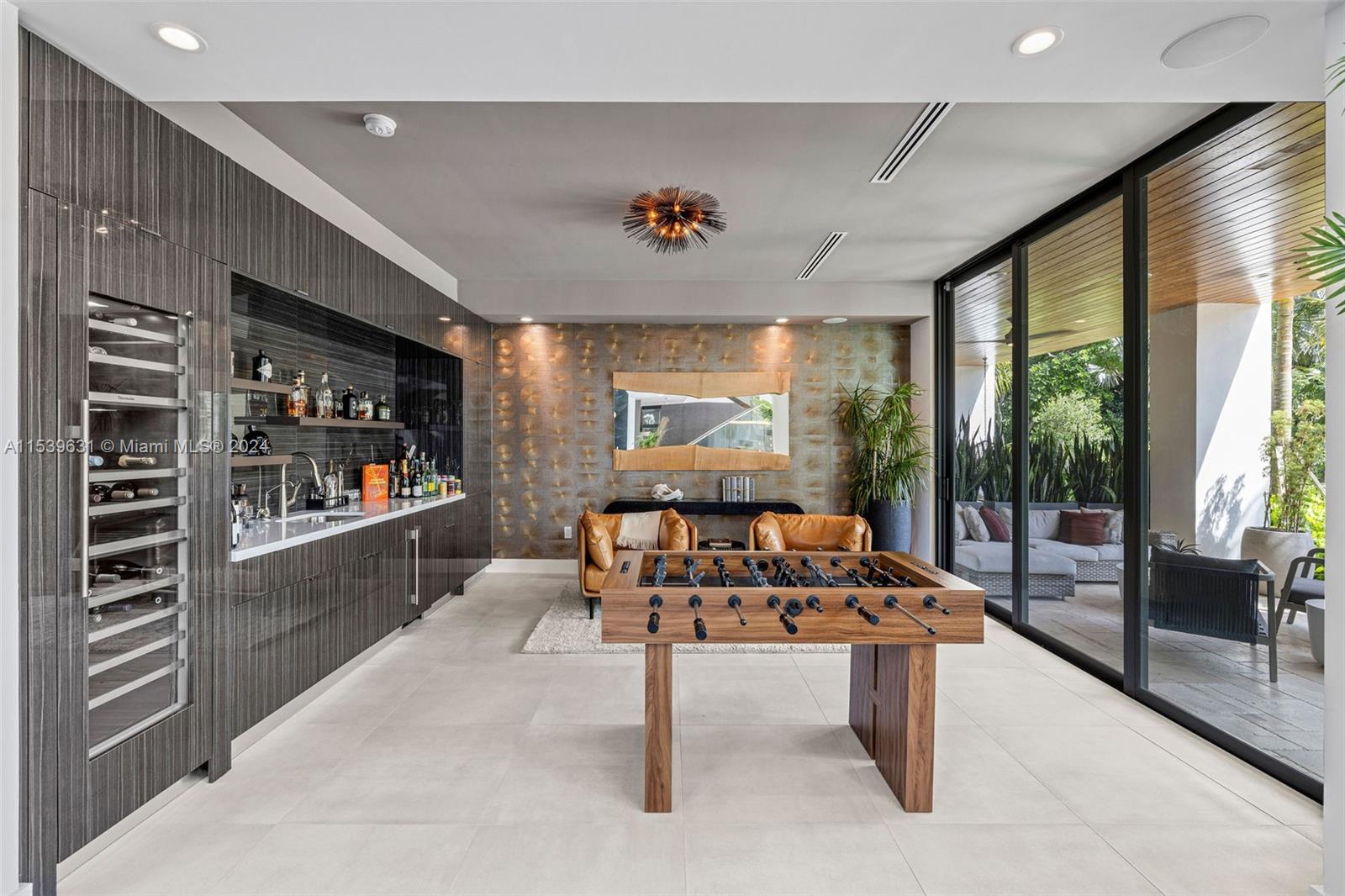 TOWN & RANCH ESTS - Residential