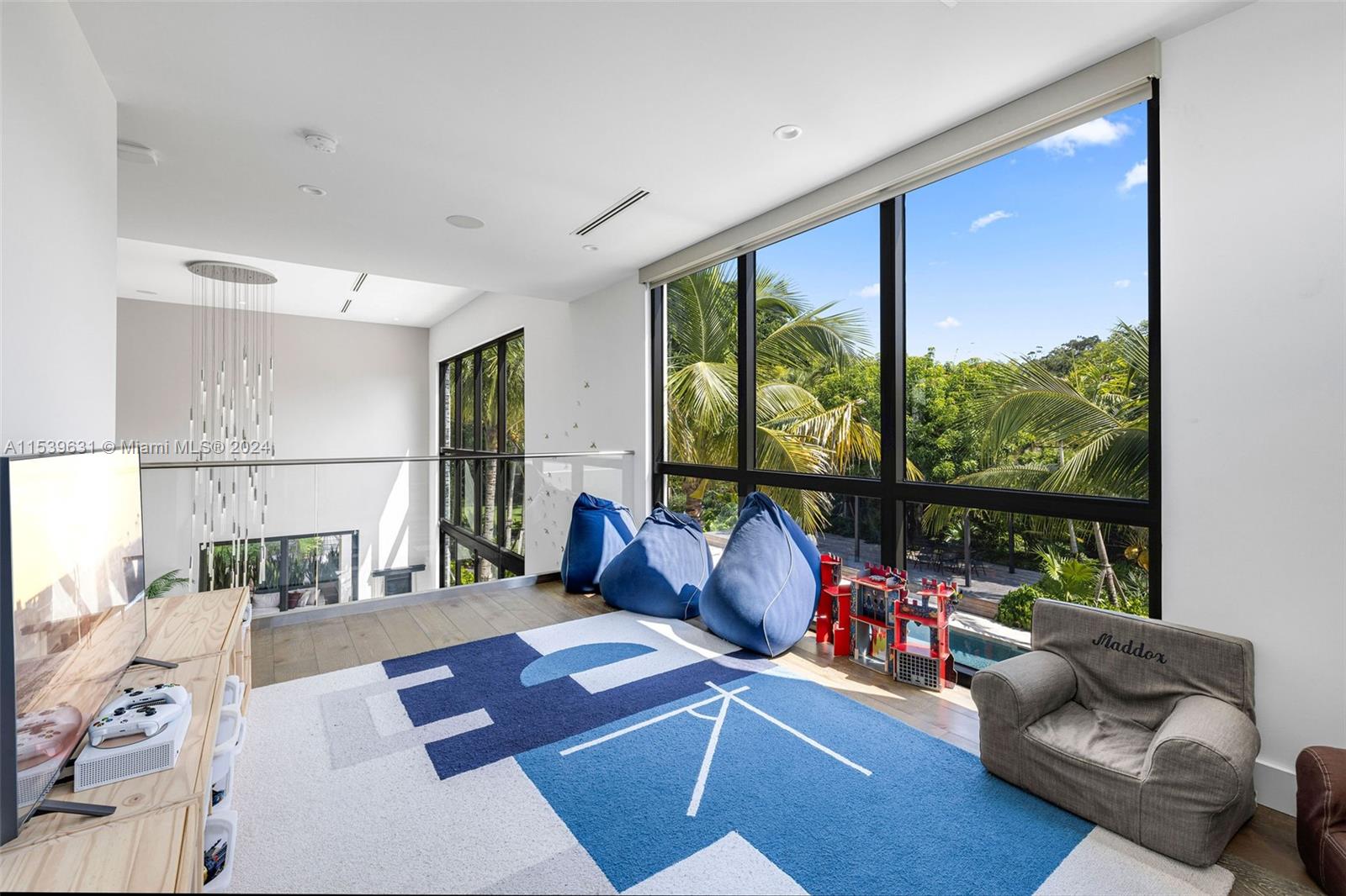 TOWN & RANCH ESTS - Residential